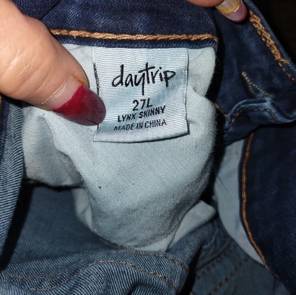 Cute and very comfy Daytrip jeans from the Buckle 27x 33 1/2. Has stretch - Picture 8 of 8